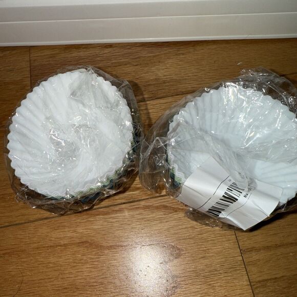 Set Of 24 Silicone Cupcake Liners White And Green - Picture 1 of 4